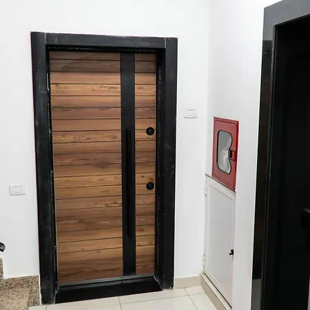 Signature 10 Tirana